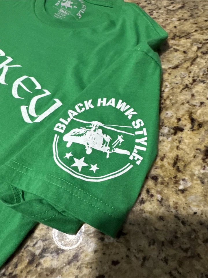 Camiseta Black Hawk Down Whisky y malas decisiones verde irlandesa talla pequeña Foto 4 de 4