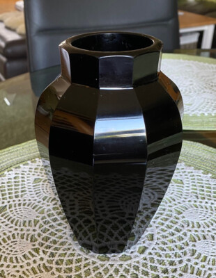 10 Eckige dunkle Vase. Alt. Ludwig Moser? Höhe: 16 cm.