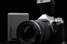 Olympus OM-D E-M5 Mark II w/ M.ZUIKO 14-150 II Lens Silver US Duty Paid 10415
