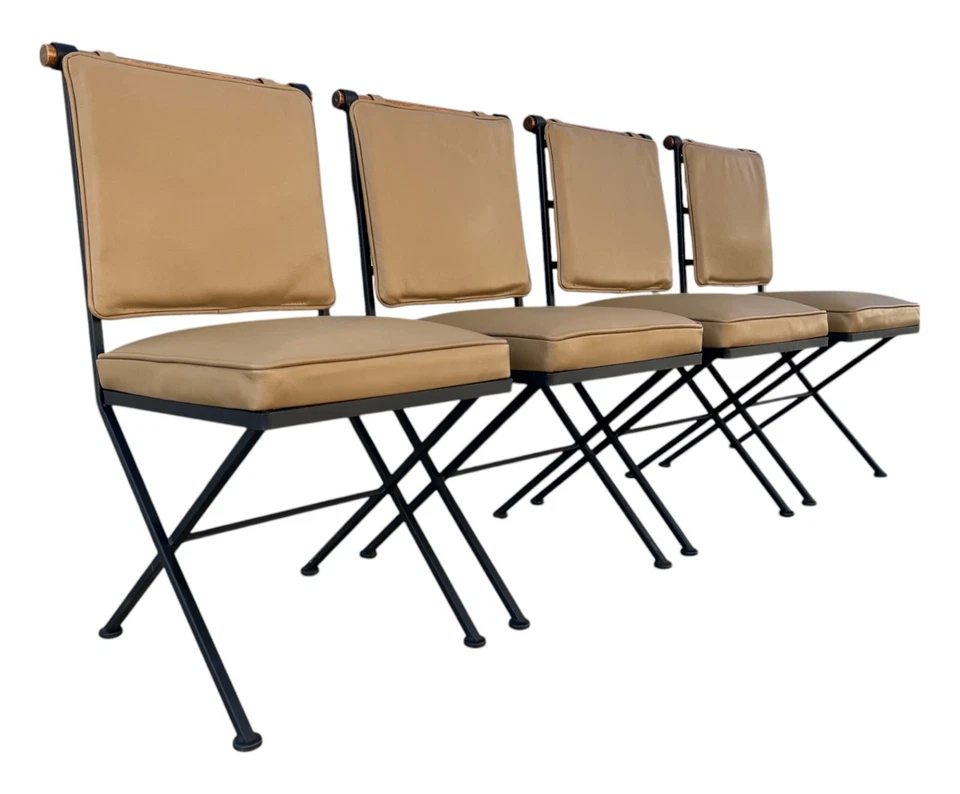 Juego de 4 sillas de comedor de campaña estilo Cleo Baldon - hierro forjado, roble y cuero Foto 2 de 4