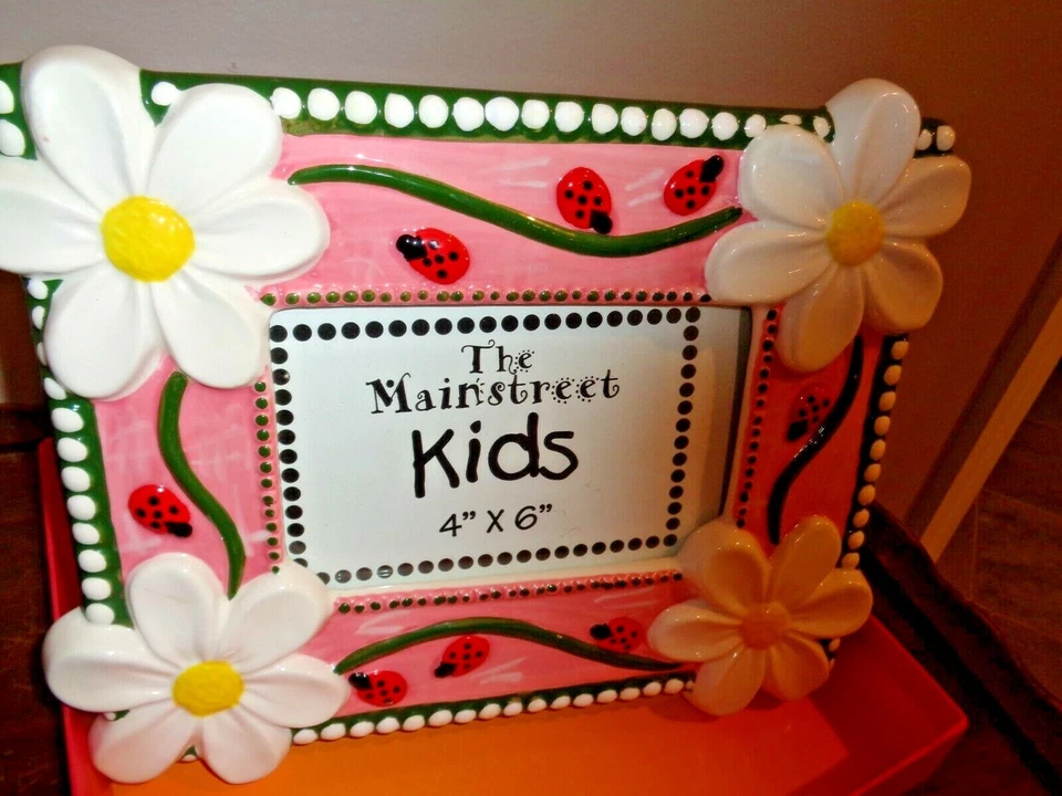 Marco de fotos de porcelana rosa Mainstreet para niños con flor de margarita para fotos de 4 x6 Foto 3 de 4