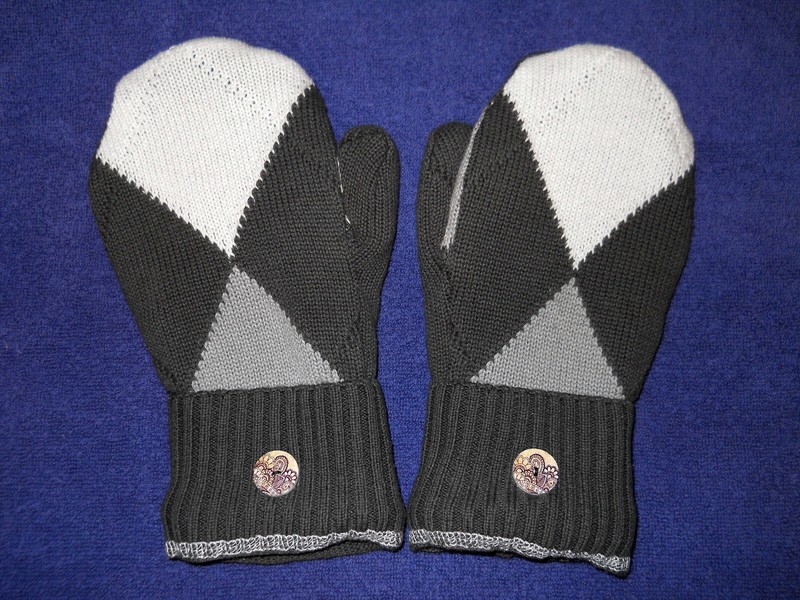 ALMOST BERNIE HANDMADE MITTENS ARGYLE DESIGN With Wood Buttons100% Cotton MEDIUM