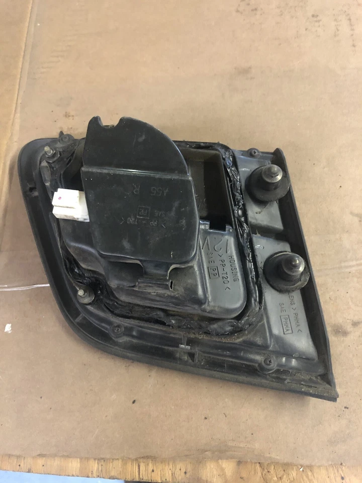 1997 年日产 Maxima 右手尾灯甲板盖安装良好! — 第 3/4 张图片