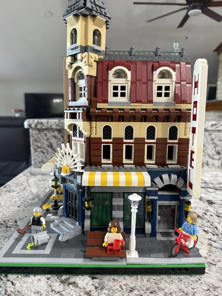 Lego 10182: Cafe Corner. Used , Complete W/ Minifigs. No Box. READ DESCRIPTION!! - Image 2 of 4
