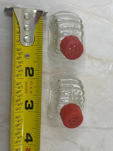 Vintage Clear Pressed Glass Mini Salt Pepper Shakers Red Tops Turkey Tail Tray - Picture 4 of 10