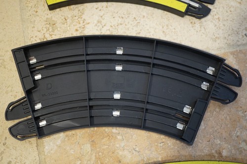 6 x Micro Scalextric 2020 nuovo stile curve angoli gara segni neri e gialli - Foto 4 di 5