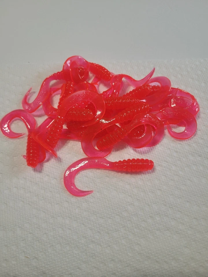 Mister Twister Teenie Curly Tail Grub, 2", Candy Apple Red Color 20/Pacote - Imagem 2 de 2