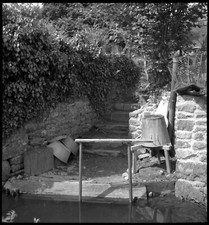 Paysage rural lavoir rivière - ancien négatif photo an. 1950