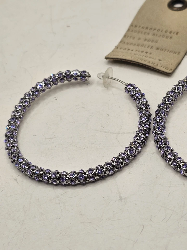 Pendientes de aro Anthropologie de cristal púrpura con etiqueta sin respaldo declaración glamorosa Foto 3 de 4