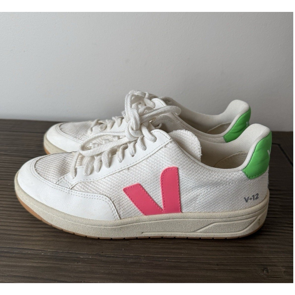 Zapato Deportivo VEJA V-12 B-Mesh Talla 41 Hombre’s 8 Mujer’s 10 Blanco Verde Rosa