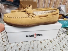 Minnetonka Womens Pile Lined Hardsole Slippers Tan Suede 3501 Sz 11 NEW IN BOX
