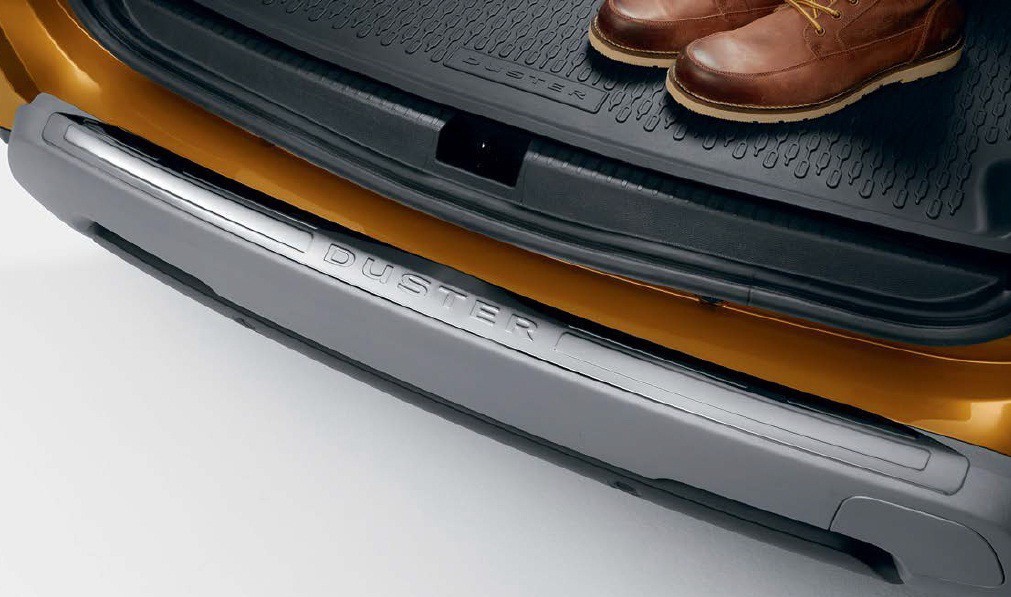 Seuil de coffre Dacia Duster II acier chrome idéal pour voyages en famille et transport de chiens
