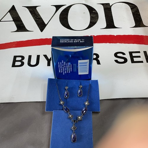 Neu im Karton Avon Blautöne "Y" Halskette und Ohrringe Set - Bild 7 von 8