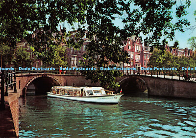 D090320 Amsterdam. Gracht med Rondvaartboot. gebr. Spanjersberg. Krüger