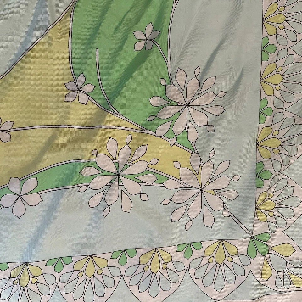 Bufanda Floral Retro BANANA REPUBLIC 100% Seda Amarillo/Verde 28"X 28" Cuadrada  Foto 4 de 4