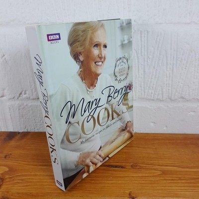 Mary Berry Cooks - My Favourite Recipes for Family & Friends Hardcover
