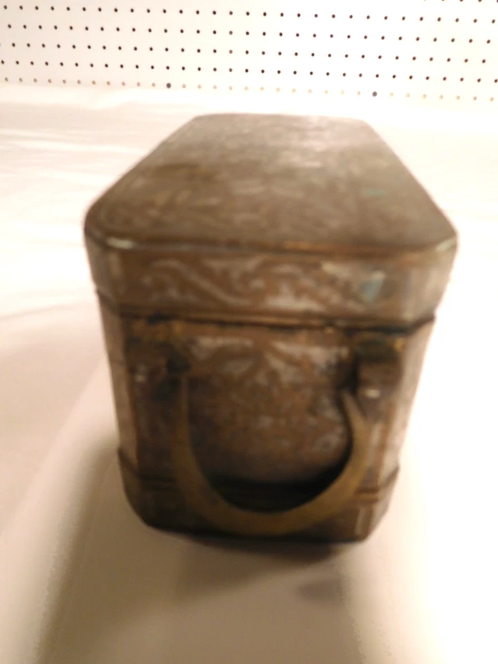 Antigua caja de tuercas de betal con incrustaciones de latón pesado con 3 compartimentos y asas Foto 3 de 4