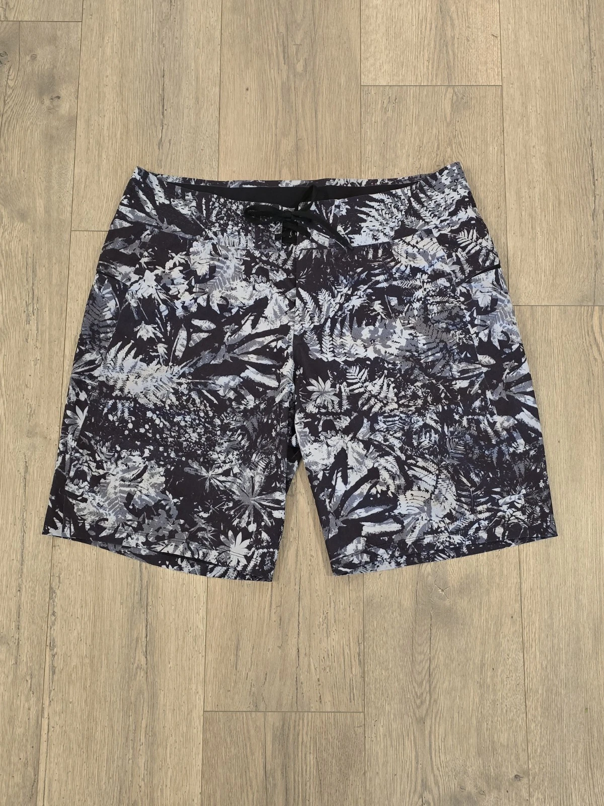 Lululemon Swim Trunks Men Size 33