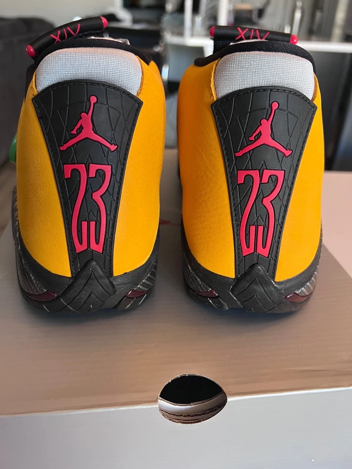 Talla 10.5 - Air Jordan 14 Retro Reverso Ferrari Foto 2 de 4