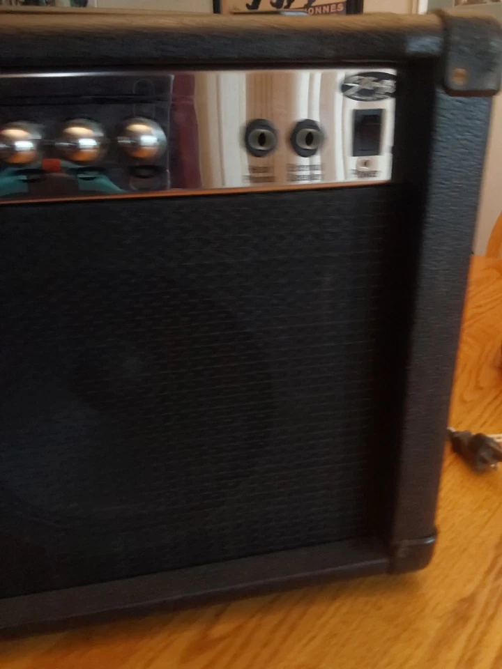 Amplificador de bajo Stagg 20 vatios CA 20B con altavoz de 8" negro 15 por 13 pulgadas Foto 3 de 4