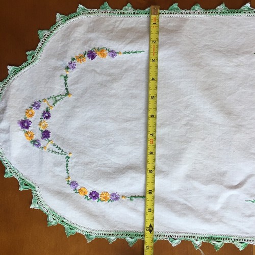 Corredor de mesa bordado vintage púrpura floral con encaje verde 36" x 13" - Imagen 5 de 7