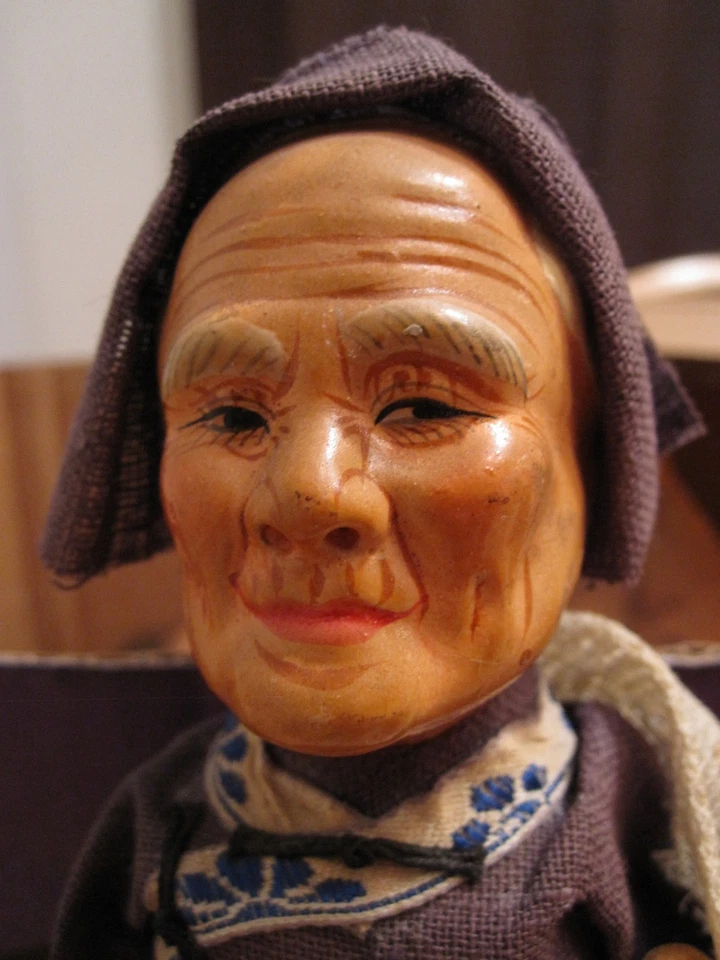 ANTIGA REDE DE PESCA CHINESA PESCADOR PEIXE CABELO COQUE ROUPÃO CINTO BRINQUEDO BONECA CHINA ANTIGA - Imagem 3 de 4