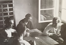 Eilenburg Gruppe Männer sitzt im Büro offenes Fenster spielt Karten Skat Foto