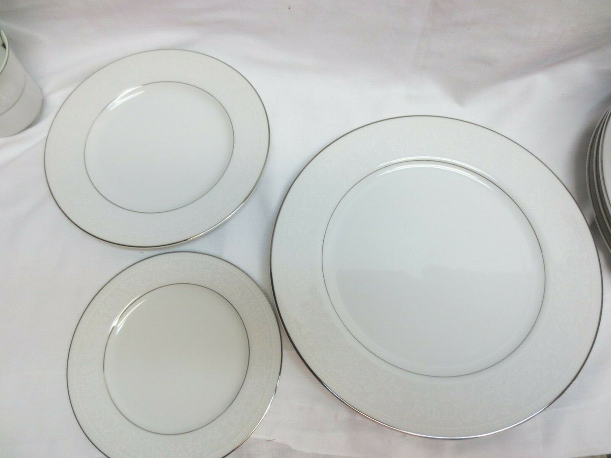 Momoyama Fine china Japan 7 pc Serv for 4 -- 28 total pieces White