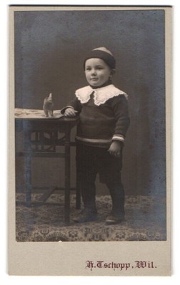 Fotografie H. Tschopp, Wil, Untere Bahnhofstrasse, Kleinkind mit einer Mütze 
