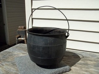 1800s Cast Iron 8P Gypsy Kettle Cauldron with Gate Mark 9.5"T X 10"OD 3 Legs