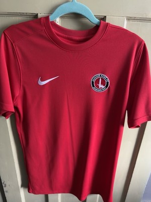 Charlton Athlete Nike Junior Reds: Medium Fußballtrikot & Shorts