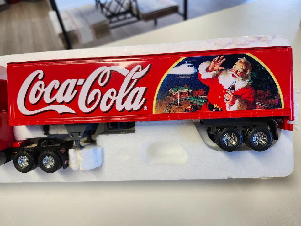 Matchbox Kenworth Coca Cola Tractor Trailer DYM37904 w/Santa Picture - Image 3 of 4