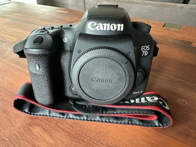 Canon EOS 7D Mark II 20.2MP Digital SLR Camera Body VG Condition Works Perfectly