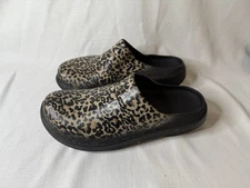 Oofos OOcloog UNISEX Leopard Slip On Recovery  Men's 9, Women's 11