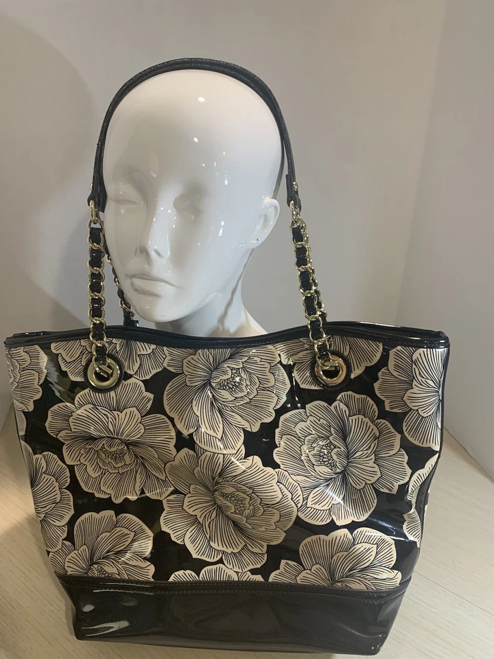 Bolsa de mão Anne Klein padrão floral couro preto e corrente dourada - Imagem 4 de 4