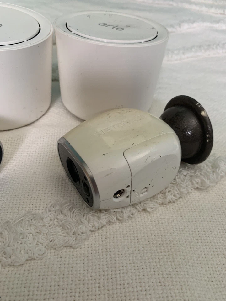 LOT OF 4 (2) Netgear Arlo VMC3030 (2) Netgear VMB3500 Base Station PARTS ONLY - Image 3 of 4