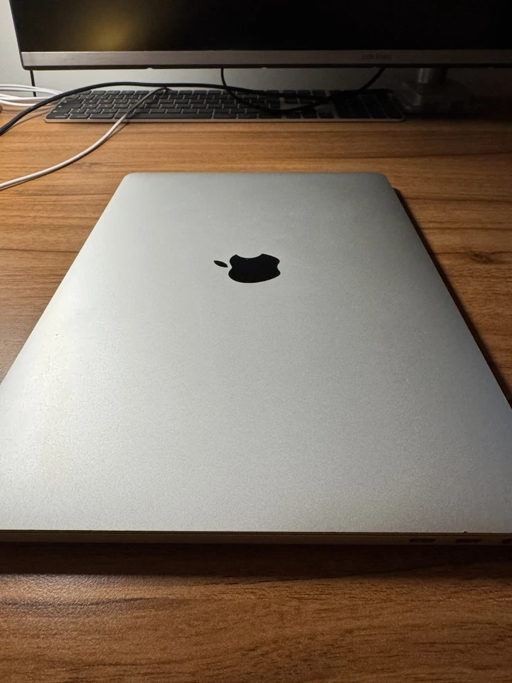 Apple MacBook Pro Retina TouchBar 13 Zoll i5 2,3 Ghz 256 GB SSD 8 GB 2018 Silber - Bild 4 von 4