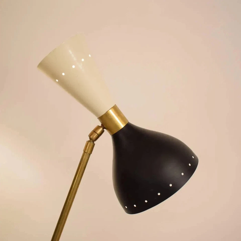 Lámpara de pie trípode estilo mediados de siglo de latón y blanco y negro lacado Stilnovo Foto 2 de 4