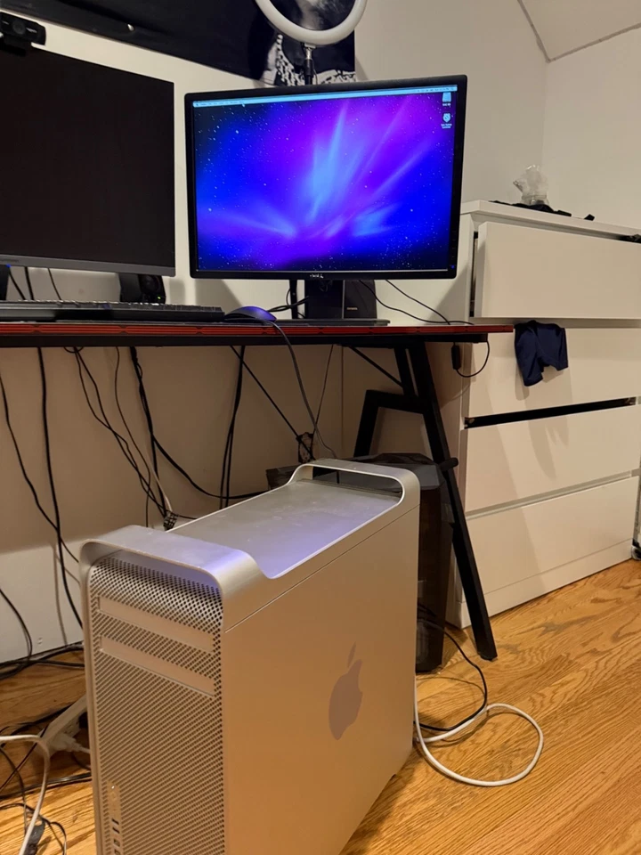 Computadora de escritorio Apple Mac Pro (disco duro de 2 TB, Intel Xeon X5650, 2,66 GHz, 16 GB RAM) - plateada - Foto 2 de 4