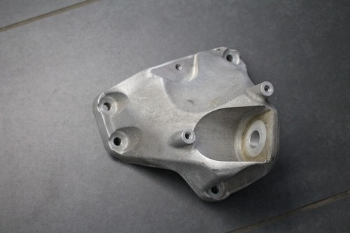 Audi A4 S4 8E 4.2 V8 Getriebestütze links Stütze 8E0399113L Getriebeträger Lager