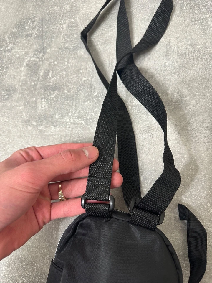 Bolso Bandolera Ariana Grande Sweetener-Negro-Concierto-Tour-Exclusivo de Primark-Lírico Foto 3 de 4