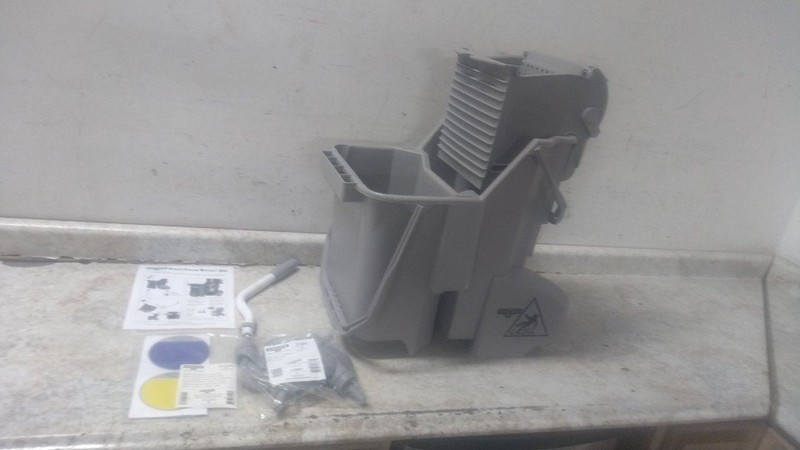 Unger SCFPG 8 Gal Capacity Gray Mop Bucket and Wringer