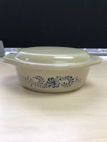 Pyrex VTG Homestead Blue Flowers 043 -1 1/2 Qt - Oval Casserole Dish W/ Lid  EUC