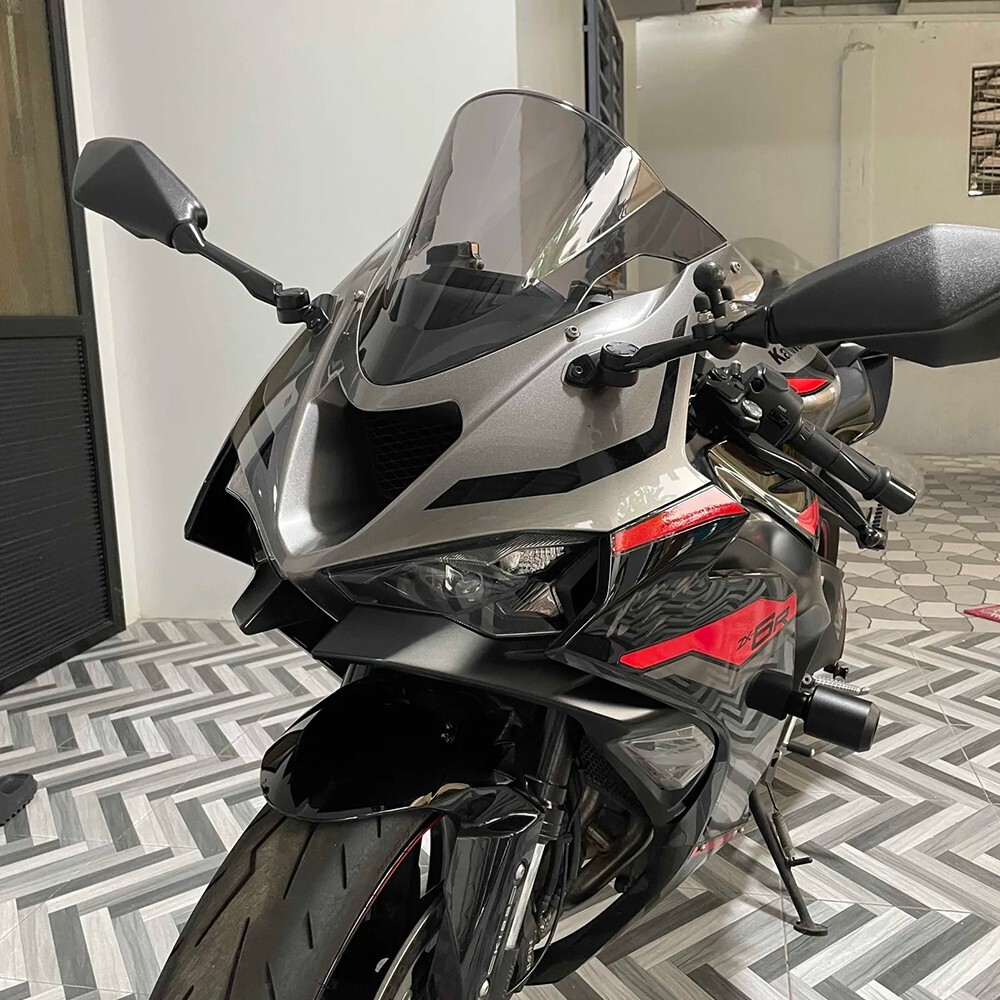 オートバイのスクリーンエクステンション オートバイウインドディフレクターフロントガラスフロントガラスカワサキ ZX6R 2009 -フロントガラス  オートバイ調節可能なスクリーンフロントガラスフロントガラススポイラーエアディフレクターカワサキ用 ZX6R 2009 オートバイ ... フロントガラス オートバイフロントガラススクリーンディフレクターバイザーカワサキ用 ZX6R用 ZX636用 2009 2010 2