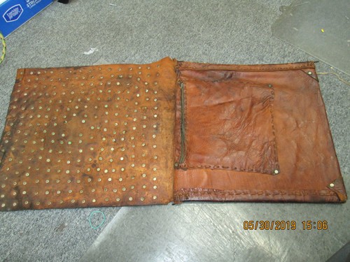 SELLA IN PELLE? BORSA CON OLTRE 250 MONETE DEL 1800 RIVETTATE AD ESSO 18 X 38 POLLICI - Foto 2 di 11