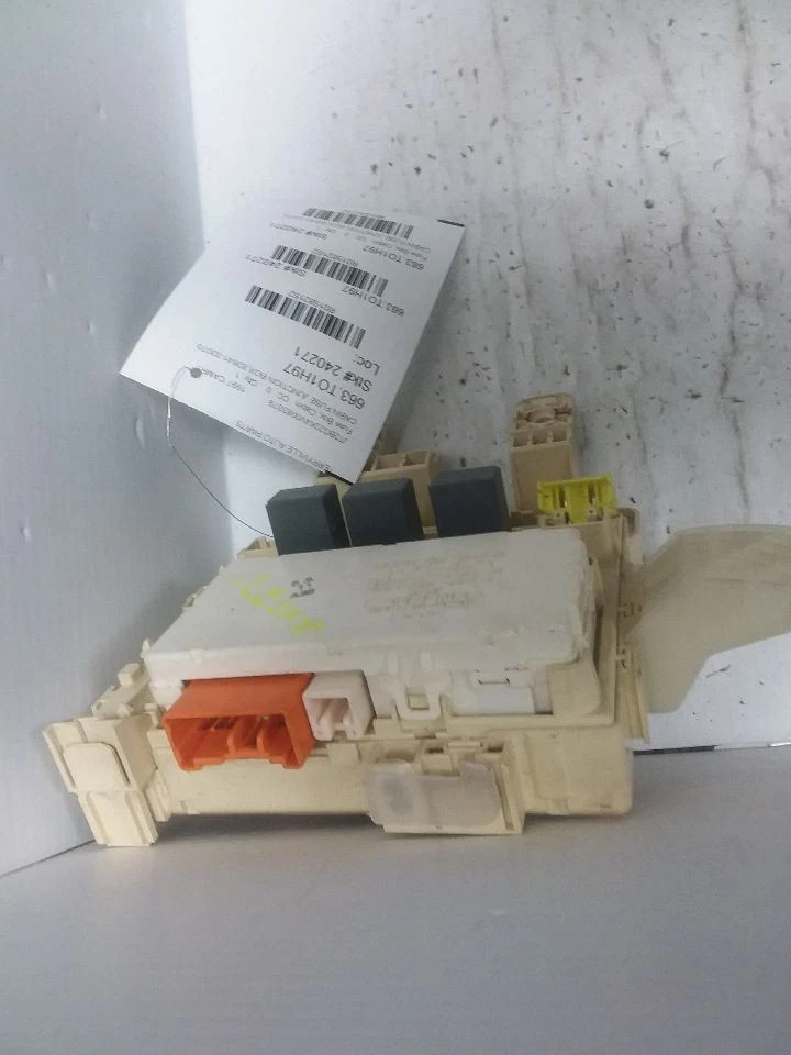 Caixa de junção fusível de cabine 1997 Toyota Camry 82641-33070 - Imagem 3 de 4