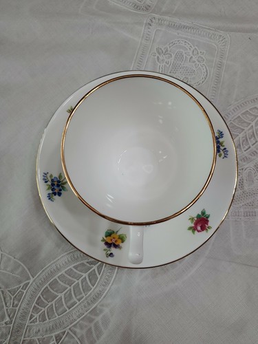 Royal Victoria Fine Bone China Tea Cup and Saucer Floral Design GUC - Imagen 5 de 7
