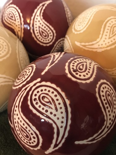 "Lote de 4 orbes/bolas decorativas de 4"" diseño cachemir elevado cerámica beige borgoña" - Imagen 2 de 3