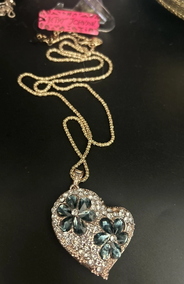 Ожерелье Betsey Johnson со стразами в виде пухлого сердца с голубыми цветами розовое золото 30 дюймов - Изображение 4 из 4