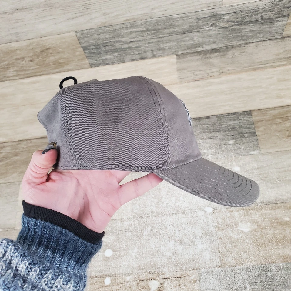 Gorra de fútbol americano marca '47 talla única gris Tampa Bay Buccaneers con tirantes Foto 4 de 4